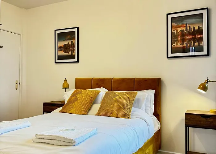 Rooms Near Me - Private Rare Find! Apartment Kitchen Smart Tv Parking King Bed & Sofa Bed