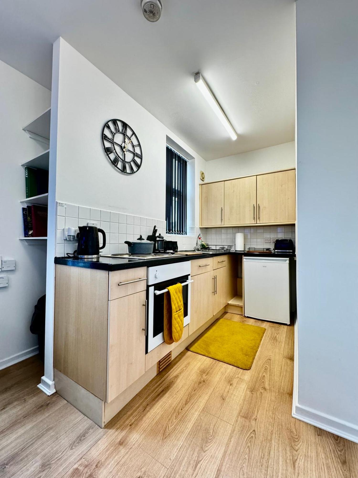 Near Me - Private Rare Find! Kitchen Smart Tv Parking King Bed & Sofa Bed Apartment