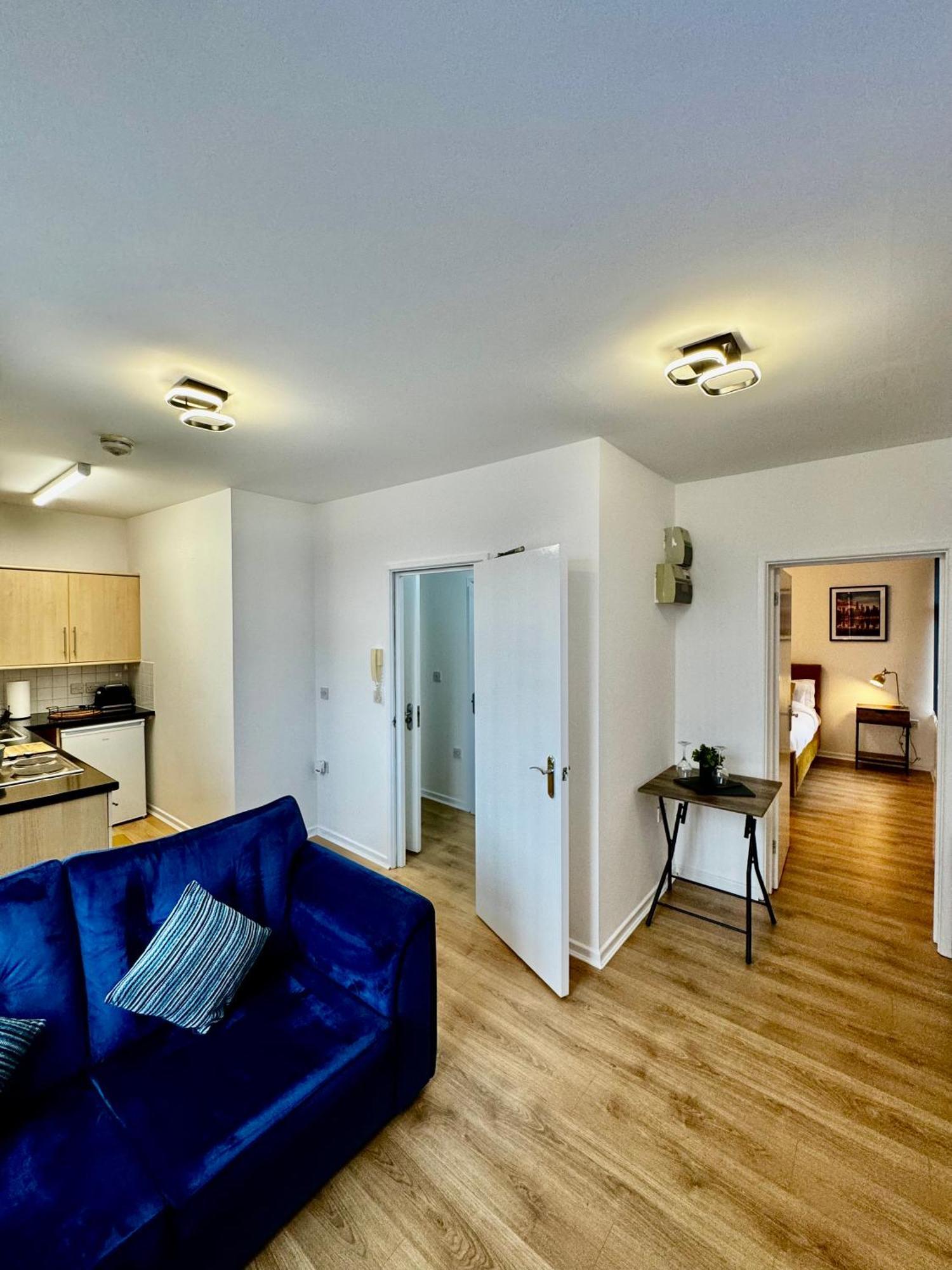 Apartment Near Me - Private Rare Find! Kitchen Smart Tv Parking King Bed & Sofa Bed