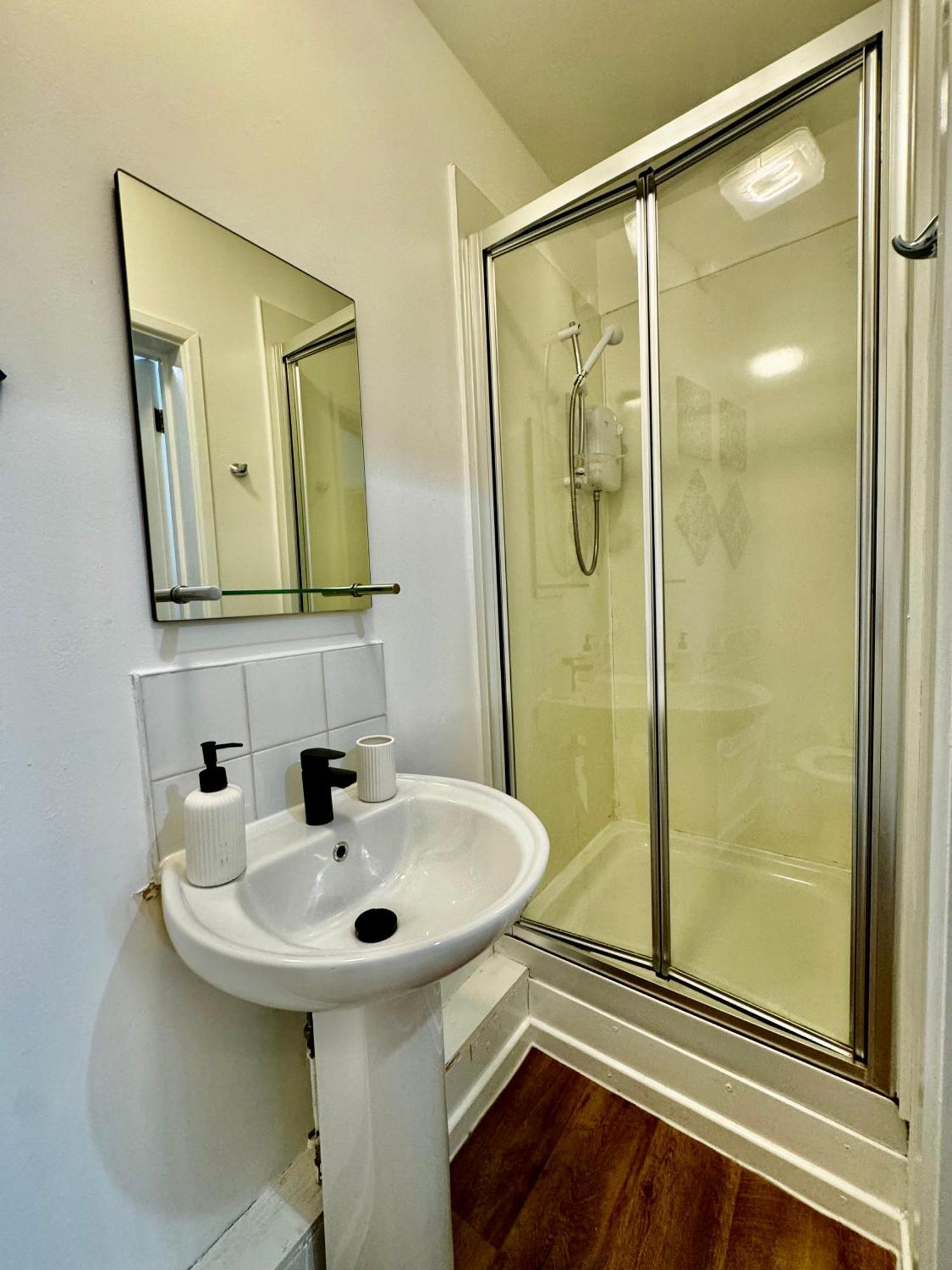 Apartment Near Me - Private Rare Find! Kitchen Smart Tv Parking King Bed & Sofa Bed *
